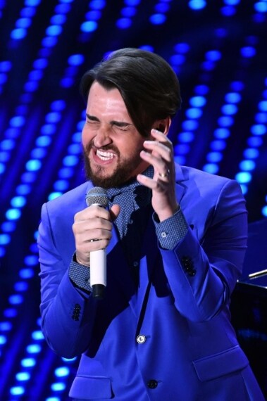 Valerio per la seconda serata di Sanremo sceglie un abito blu elettrico abbinato a camicia con micro pois in coordinato con il papillon