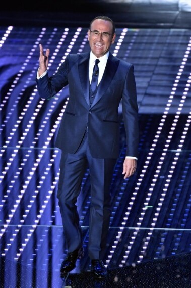 Elegantissimo in blu con smoking dai revers a lancia in satin tono su tono, gilet e cravatta slip.