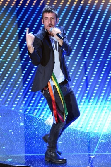Look semplice ed essenziale per Gabbani che sale sul palco con giacca su T-shirt bianca e jeans.
