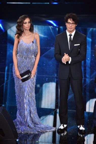 Lui elegantissimo in abito scuro Battistoni, lei in celeste con lungo abito a strascico di Vionnet ricoperto di frange