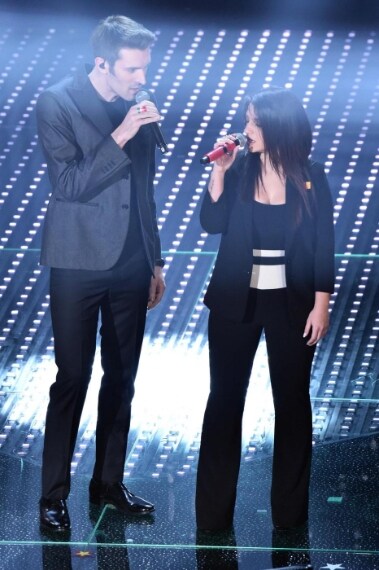 Lui indossa giacca smoking su T-shirt e jeans, lei dice addio agli abiti da sera e sceglie un look più casual rispetto al precedente