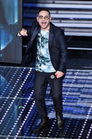 Il cantante partenopeo mixa un completo elegante con shirt casual e occhiali eccentrici che non passano inosservati.