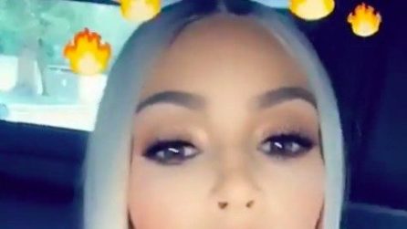 Kim Kardashan con i capelli biondi