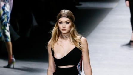 Gigi Hadid: incidente hot alla sfilata di Versace