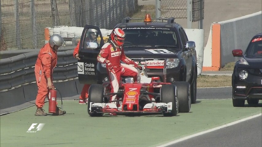 Kimi Raikkonen fermo all'uscita della pit lane al suo 47 giro