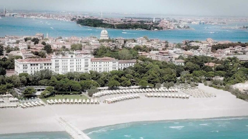 Il Grand Hôtel des Bains a Venezia è stata l'ambientazione di gran parte del romanzo di Thomas Mann, Morte a Venezia, del 1912. Mann aveva infatti visitato l'albergo l'anno precedente e da lì aveva tratto ispirazione.