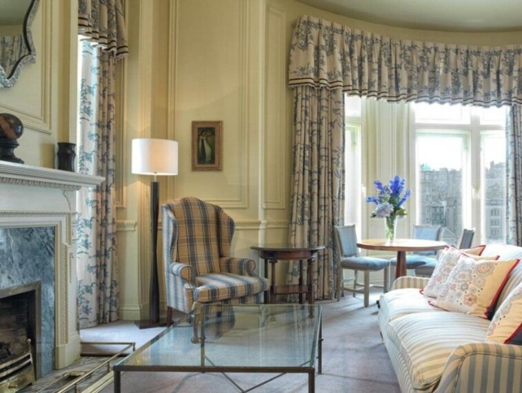 In una suite del Balmoral Hotel, ad Edimburgo, Scozia, J.K Rowling ha concluso il romanzo finale della serie di Harry Potter l'11 gennaio 2007, data riportata su un busto di statua nella suite della scrittrice.