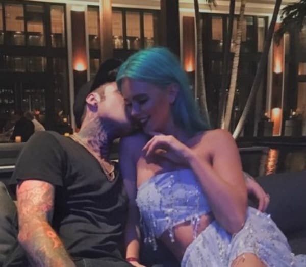 Fedez e TigerLily insieme a Miami. Il rapper l'ha corteggiata via Twitter, finché non è riuscito a strapparle un appuntamento
