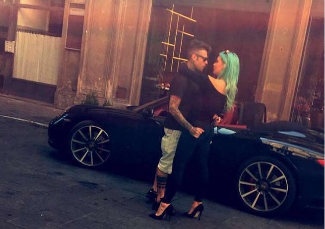 Dopo la rottura, il cantante di "Vorrei ma non posto" e l'esuberante dj australiana si sono lasciati sorprendere a Milano. La foto è stata scattata da Alberto Dandolo, il giornalista di Dagospia, che ha rivelato che i due sembravano non accorgersi dei paparazzi appostati poco più lontano.