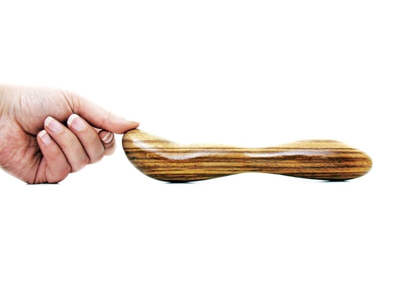 Questi dildo in legno di Dee Lee Doo sono disponibili in sette diversi tipi di legno e variano per forma e dimensioni.