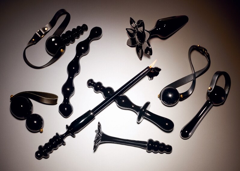 l Tool Kit per adulti è dotato di giocattoli del sesso in vetro soffiato con accessori tra cui le code di crine e dei portacandele