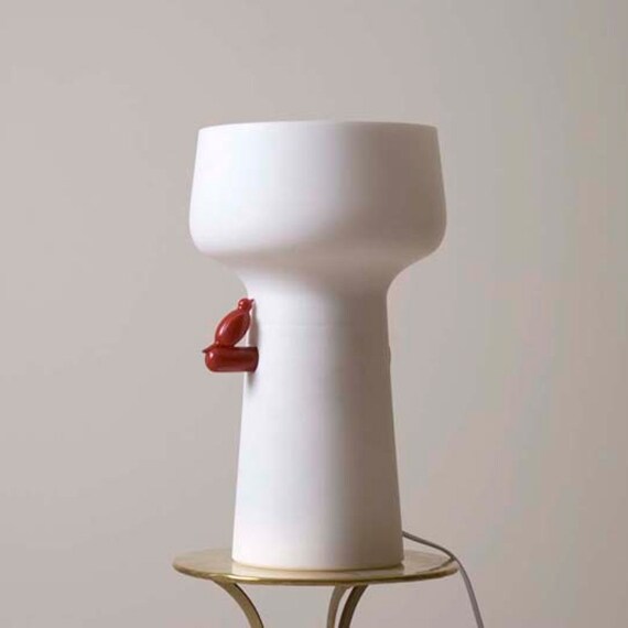 Se stai lottando per trovare un modo discreto di conservare un giocattolo per adulti, questa lampada nasconde ordinatamente un vibratore al suo interno. Dotato di un piccolo uccello alla sua estremità, il vibratore cambia anche il colore della luce dal giallo al rosso quando viene inserito.