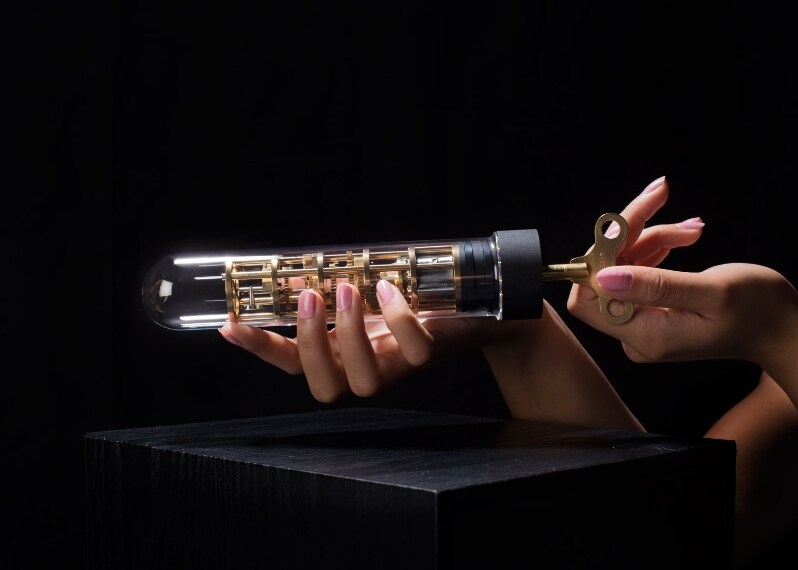 Questo è un vibratore che si carica manualmente come un orologio antico.