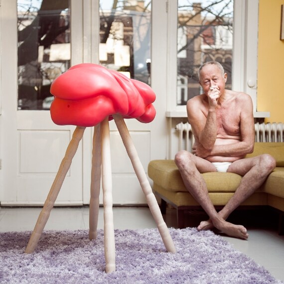 Questo oggetto è pensato per gli uomini e sostituisce le tristi bambole gonfiabile nel dare piacere a chi si sente solo.