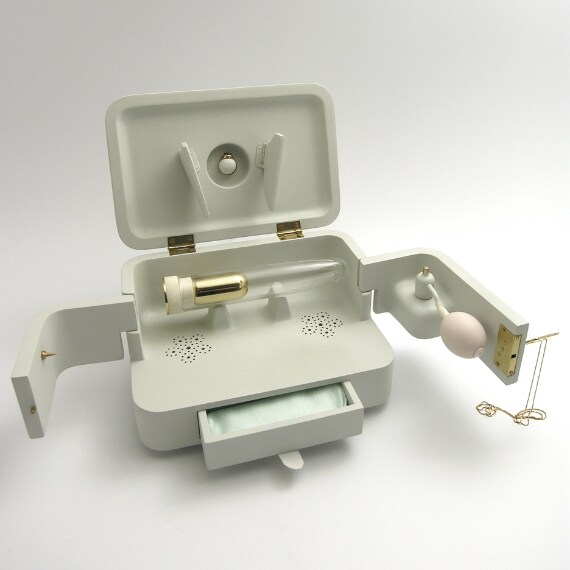 Questo dildo di vetro ha un compartimento placcato in oro per memorizzare le ceneri del proprio partner defunto. Esso è conservato in una scatola di legno che contiene anche un diffusore di profumo e un amplificatore per la riproduzione di musica da un iPhone, per assecondare i ricordi.