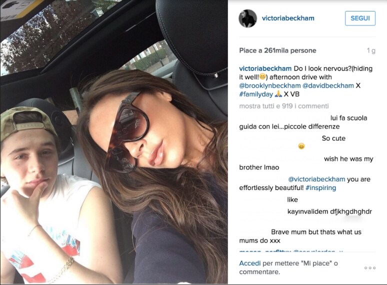 Victoria Beckham si è avventurata in un giro in auto con Brooklyn fresco di patente. La cantante ha pubblicato uno scatto sui social commentando: "Sembro nervosa?' (Lo nascondo bene!) Guida del pomeriggio con Brooklyn".