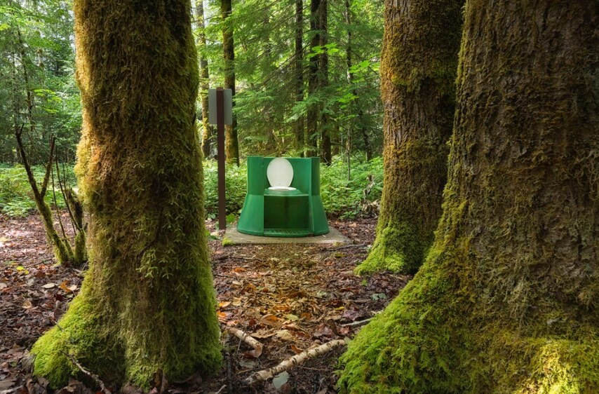 Si può stare comodamente seduti nei boschi a fare i propri bisogni in questa super macchina di compostaggio verde a Taylor Arm Provincial Park, una zona selvaggia sul lato nord del lago Sproat in British Columbia, Canada.