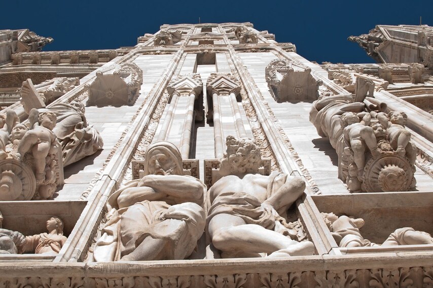 Foto di https://commons.wikimedia.org/wiki/File:Duomo_di_Milano,_dettaglio_della_facciata_5.jpg