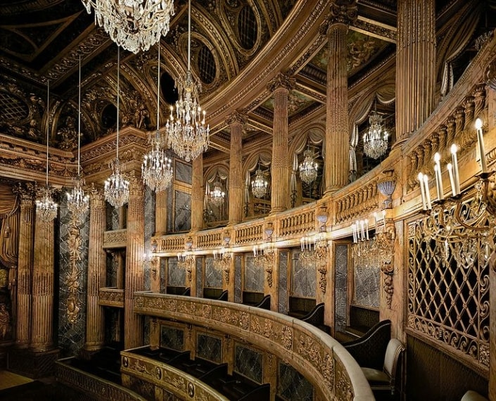 Si trova all'interno della Reggia di Versailles ed utilizza il legno in modo intelligente facendolo assomigliare al marmo. Rompendo con i teatri di tradizione in stile italiano, è sormontato da un ampio colonnato che sembra estendersi all'infinito grazie ad un gioco di specchi.