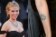 Scarlett Johansson con il suo coloratissimo tatuaggio, dolcemente infantile