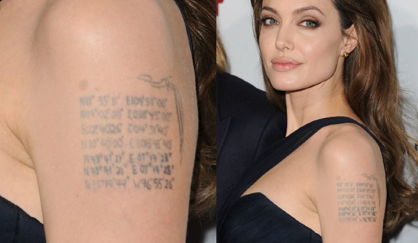 Sul braccio sinistro sono segnate le coordinate geografiche dei luoghi dove ha adottato i suoi figli,