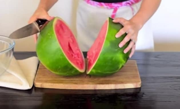 Dividete in due il cocomero.