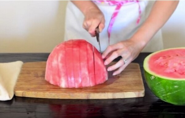 Tagliate la metà sbucciata a fette, prima in orizzontale...