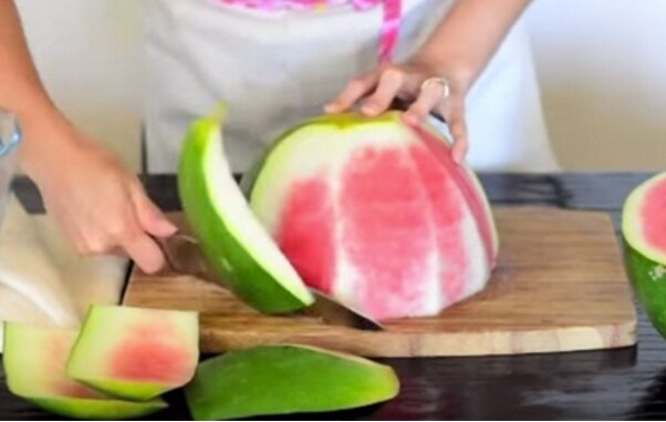 Posizionatene metà, con la parte piatta verso il basso, su un piano di lavoro e tagliate via la scorza.