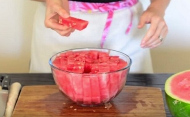 Ecco che avete ottenuto una ciotola piena di pezzetti di anguria, pronti da mangiare.