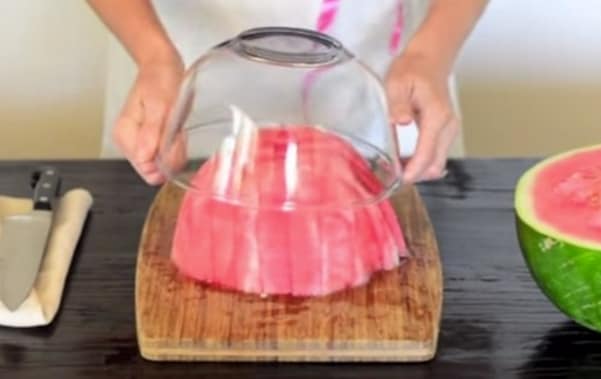 Prendete una ciotola che si adatti alle dimensioni del frutto e adagiatela sopra.