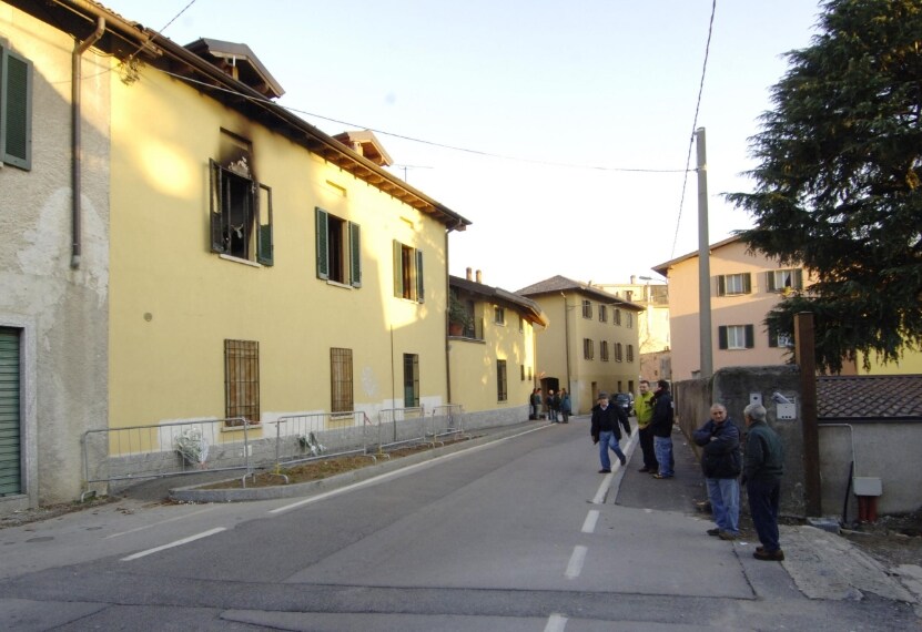 Nell’appartamento di via Diaz, Olindo Romano e Rosa Bazzi si sono macchiati del feroce omicidio a colpi di coltello e spranghe di Raffaella Castagna, il figlio Youssef Marzouk, la madre Paola Galli e la vicina di casa Valeria Cherubini con il suo cane. Il marito Mario Frigerio, presente sul luogo, si è salvato perché creduto morto dagli assalitori. Dopo la strage, l’appartamento fu incendiato.