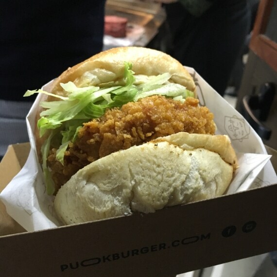 Burger di pollo, insalata iceberg, mayo di lime