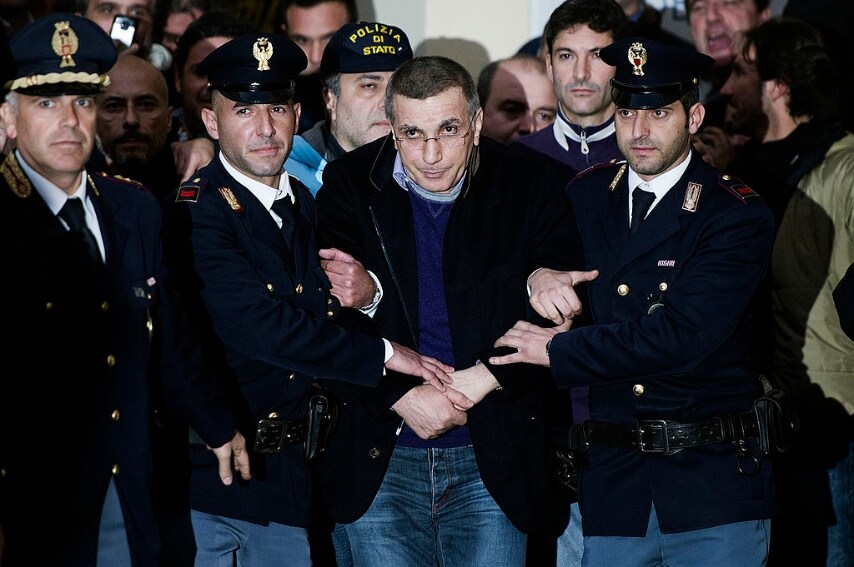 Per accedere al bunker di Michele Zagaria la polizia ha dovuto abbattere un muro della casa. C'era un ascensore che arrivava fino al rifugio segreto. Il covo misurava circa 60 metri quadrati.
