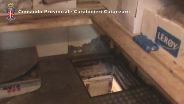 I due latitanti sono stati trovati sotto una botola nella cella frigorifera del ristorante Molo 13 di Guardavalle. L’albergo “Molo 13”, era di proprietà di Aldo Tedesco e Lina Rossomanno, genitori di Tedesco, ed era tenuto sotto stretto controllo dai carabinieri che giunti nella cella frigorifera funzionante hanno trovato la botola con la scala che portava al rifugio.