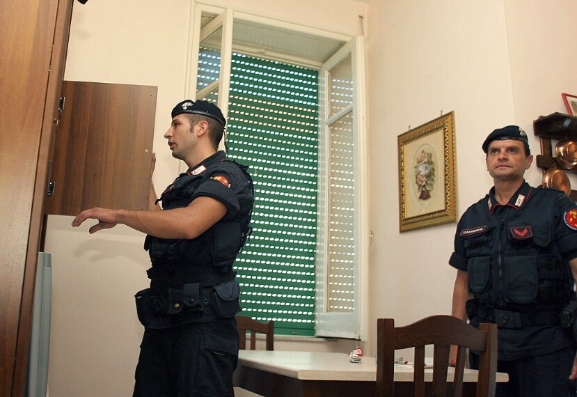 Paolo Di Lauro, detto Ciruzzo 'o milionario era tra i trenta latitanti più pericolosi d'Italia. Fu arrestato il 16 settembre 2005 dai Carabinieri in un appartamento a Secondigliano non distante dal "regno" della cosca. Gli investigatori riuscirono a trovare il covo seguendo una donna che portava viveri al latitante e gli faceva da badante.