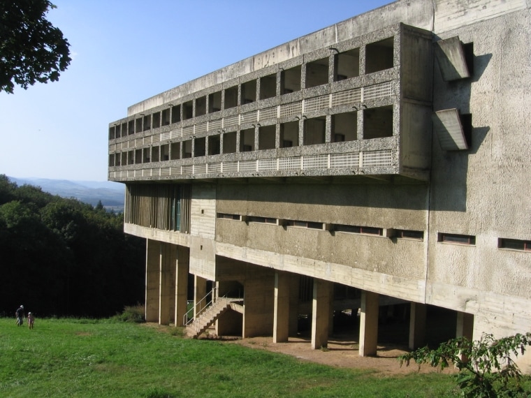 Eletto nel 1986 come il secondo più importante edificio contemporaneo, in Francia, questo convento, ad Éveux, non lontano da Lione, è uno dei massimi progetti del grande architetto Le Corbusier. Per gli appassionati di architettura è una tappa d'obbligo perché, come ultima grande opera di Le Corbusier, rappresenta la summa del suo lavoro.