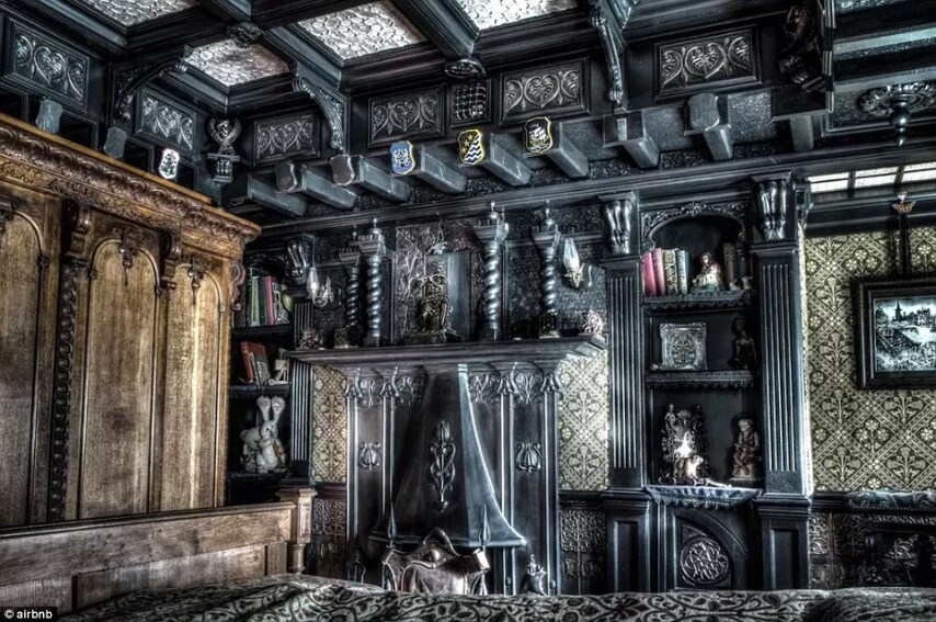 A Talliston nell'Essex c'è una stanza abitata dai fantasmi: scarsamente illuminata fu decorata per soddisfare il figlio di sette anni di Re Edoardo. Qui si sentono suoni inspiegabili a tutte le ore tanto che l'alloggio è indicato come 'non per i deboli di cuore,' su Airbnb, a partire da £ 145 per notte.