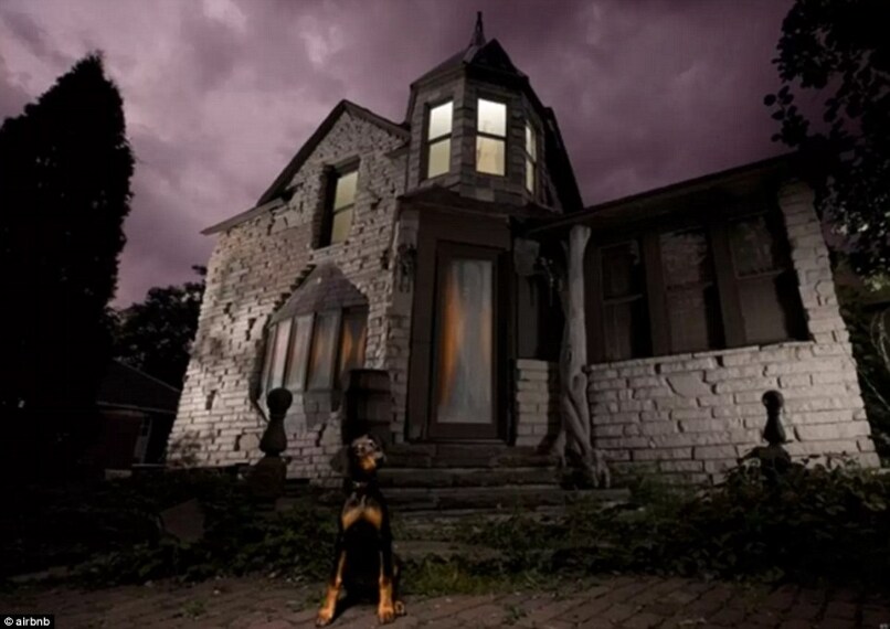 The Manor in Minnesota, Stati Uniti, è stata eletta 'la casa più misteriosa a Saint Paul, immersa in boschi spettrali è il luogo ideale per chi va a caccia di fantasmi., da 39 sterline per notte.