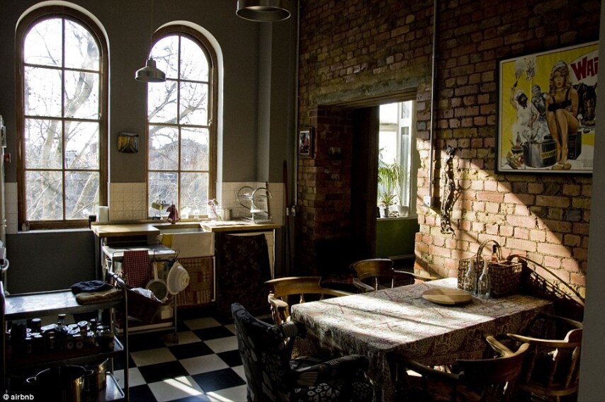 Anche nel centro di Londra un ex ospedale vittoriano è stato convertito in una residenza a Bethnal Green. Finestre d'epoca, soffitti alti, pavimenti in legno originari e una porta da fienile da ingresso, l'atmosfera è davvero da pelle d'oca al costo di 125 sterline a notte.