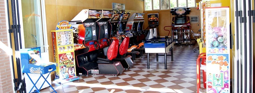 Non c'erano tutti questi smartphone, tablet o altri dispositivi elettronici con cui giocare per cui i ragazzi cresciuti negli anni '90 si incontravano in sala giochi