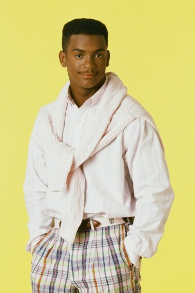 Carlton, lo sfigato cugino di Will Smith ne Il principe di Bel Air, docet: quando la sera faceva più fresco in molti uscivano col maglioncino annodato sulle spalle o in vita. Per fortuna questa moda è passata.