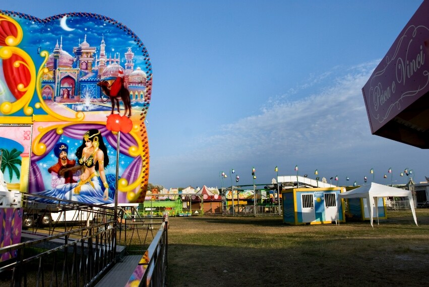 Le sere d'estate capita sempre di imbattersi in un luna park itinerante dove giocare al bersaglio, vincere un pupazzo o mangiare lo zucchero filato.