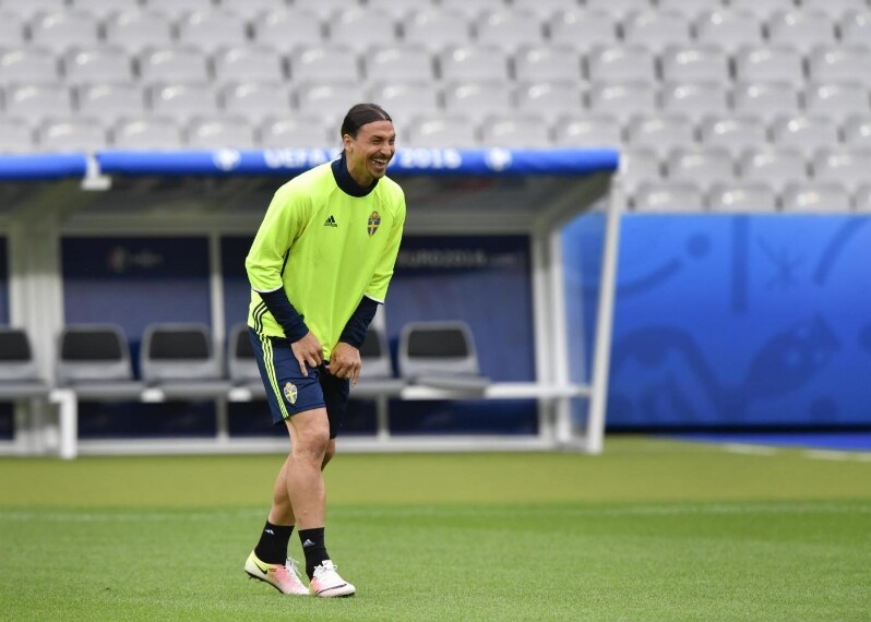 Ibra un giorno parlò di un dribbling allo svizzero Henchoz: "All'inizio andai a sinistra e lui fece lo stesso; poi andai a destra e lui fece come me. Poi tornai ancora a sinistra e lui andò a comprarsi un hot dog."