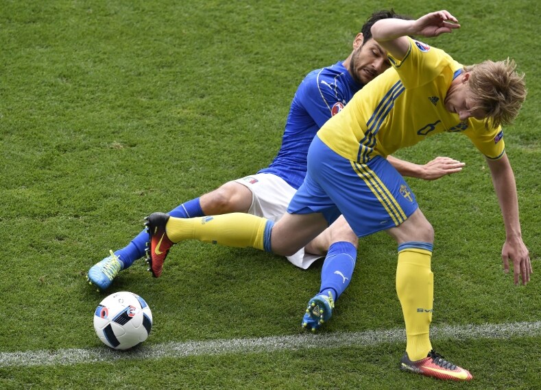 Troppo schiacciato sulla linea dei difensori. Merita la sufficienza per la traversa centrata nel finale.