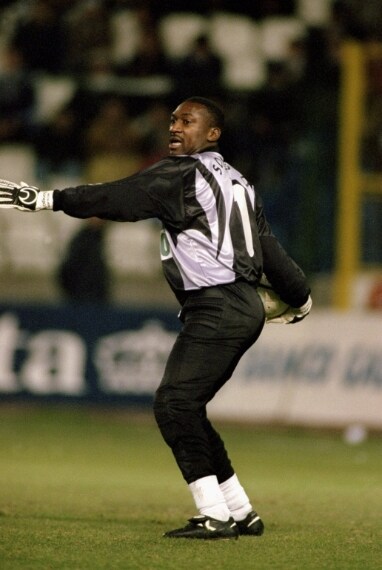 Portiere camerunense, che ha difeso la porta della nazionale e quella del Deportivo La Coruna a cavallo tra la fine degli anni '90 e i primi 2000.