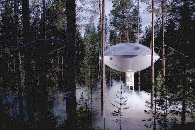 Nella foresta svedese una navicella è sospesa a sei metri da tera, tra gli alberi: si tratta dell'UFO treehouse hotel che unisce l'esperienza aliena a quella di una casa sull'albero. Una costruzione metallica spunta tra i rami nei pressi del fiume Lule mentre si passeggia tra gli alberi.