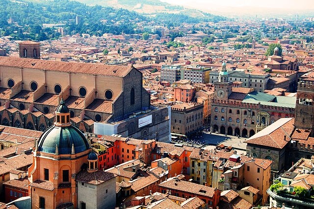 https://en.wikipedia.org/wiki/Bologna#/media/File:Bologna_seen_from_Asinelli_tower.jpg