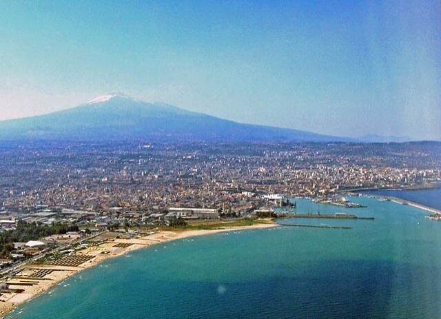 https://en.wikipedia.org/wiki/Catania#/media/File:Catania-Etna-Sicilia-Italy-Castielli_CC0_HQ1.JPG