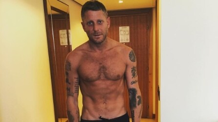 Lapo Elkann seminudo: le foto del rampollo in versione sexy
