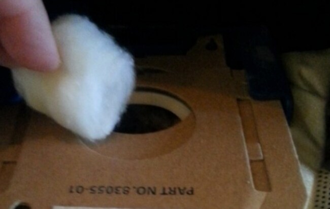 Inserite dei batuffoli imbevuti in olio profumato all'interno di un sacchetto dell'aspirapolvere: durante la pulizia dei pavimenti sprigionerà un gradevole profumo